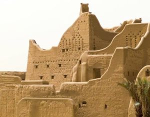حين يصبح التراث مادة تصميم: كيف تتطور العمارة النجدية في العصر الحديث؟
